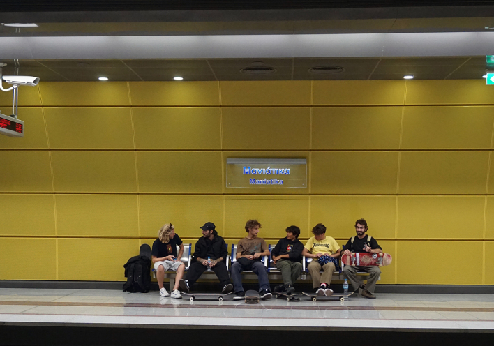 Επιβάτες περιμένουν την άφιξη του μετρό στον σταθμό Μανιάτικα. 