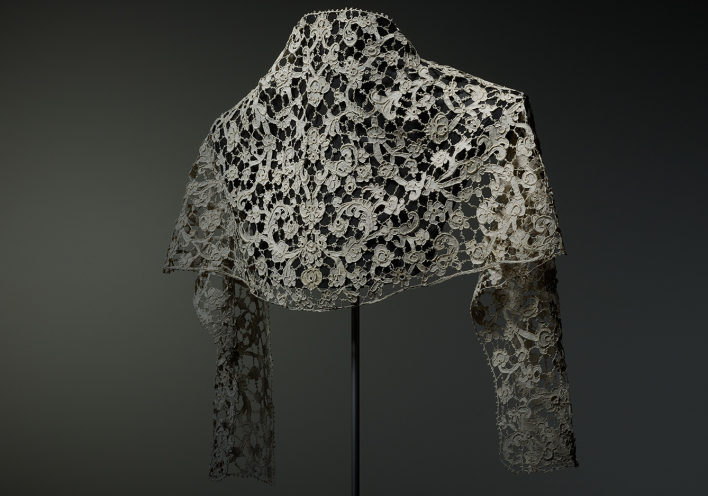 Δαντελένιο μαντήλι φτιαγμένο με βελόνα. Ιταλία, περ. 1700. Textilmuseum St. Gallen. Δωρεά του John Jacoby, 1954. © Michael Rast / Bard Graduate Center