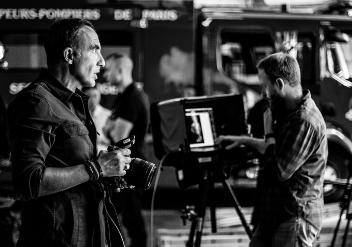 Ο Νίκος Αλιάγας φωτογραφίζει τους Γάλλους πυροσβέστες στο κέντρο διάσωσης Rousseau για το ημερολόγιο του 2023.