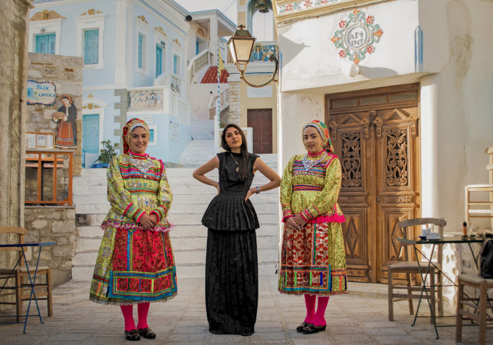 Έμπνευση από τα νησιά: Η Ελένη Κουμπή σχεδιάζει ενδύματα και μεταξωτά μαντίλια με οδηγό την παράδοση