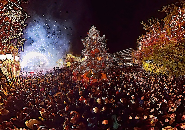 Η φωταγώγηση του Χριστουγεννιάτικου Δέντρου στην Πλατεία Συντάγματος από τον Δήμο Αθηναίων σε ένα video 360 μοιρών από τη VR360.