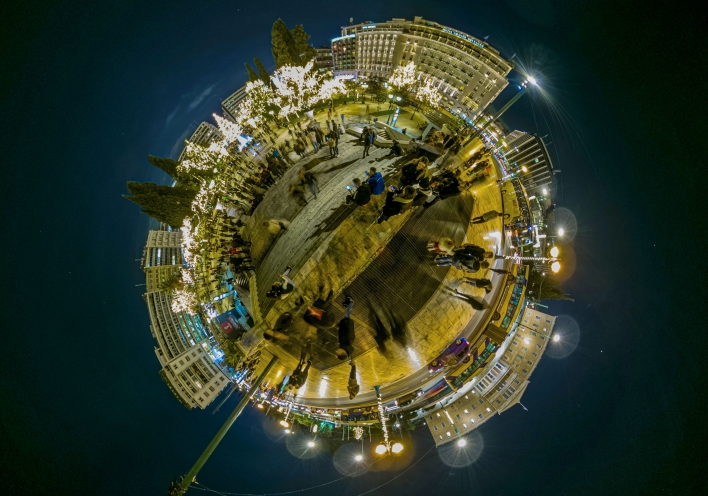 Virtual Tour Χριστούγεννα στην Αθήνα: Η νέα πλατφόρμα εικονικής περιήγησης στους στολισμένους δρόμους της πόλης με σφαιρικές φωτογραφίες 360 μοιρών, από την ATHENS VOICE και τη VR360.
