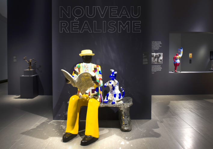 Άποψη από την έκθεση «Nouveau Réalisme» στο Ίδρυμα Β. & Ε. Γουλανδρή με το έργο της Niki de Saint Phalle «Το παγκάκι»