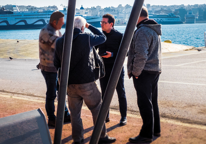 Ο Γιώργος Σταμάτης με άστεγους στο λιμάνι του Πειραιά