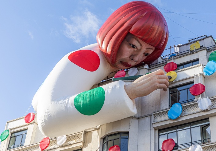 Ομοίωμα της Yayoi Kusama στην μπουτίκ του Louis Vuitton στο Παρίσι