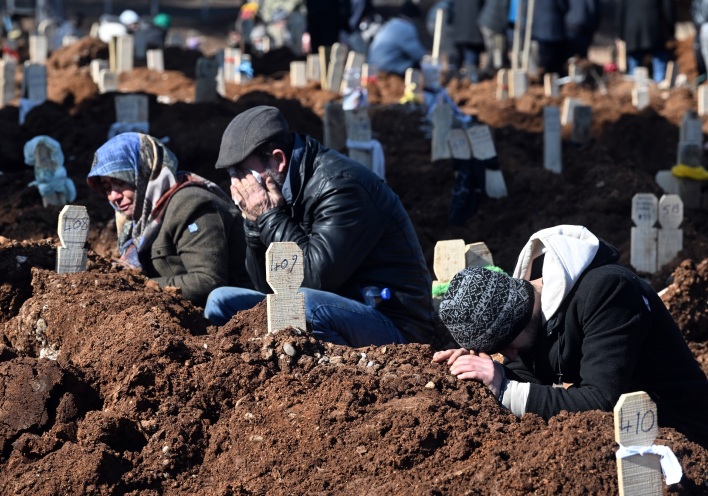 Σεισμός Τουρκία - Συρία: Οι νεκροί θάβονται σε ομαδικούς τάφους ενώ σβήνουν οι ελπίδες για την ανεύρεση επιζώντων - Μαρτυρίες από τις πληγείσες περιοχές.