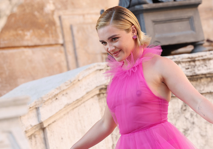 Η ηθοποιός Florence Pugh στο Valentino Haute Couture Show με διάφανο ροζ φόρεμα