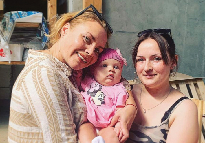 Η Χριστίνα Κατράκη στη δομή που διευθύνει μαζί με εσωτερικά εκτοπισμένους πρόσφυγες