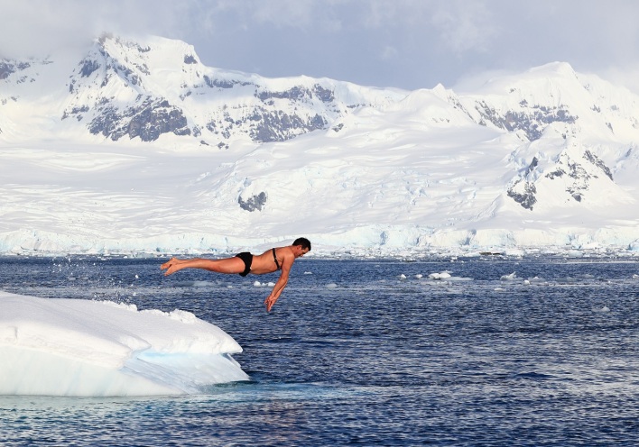 Γιώργος Τσιάνος: Ο γιατρός που κολύμπησε στην Ανταρκτική συνδυάζει επιστημονική και αθλητική ιδιότητα - Το πλούσιο βιογραφικό του.