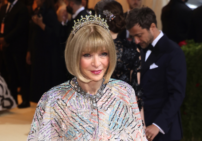 Η Anna Wintour στο κόκκινο χαλί του MET Gala 2022. 