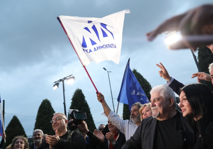 Εκλογές 2023: Φωτογραφικά στιγμιότυπα από τα εκλογικά περίπτερα της Ελλάδας - Πώς υποδέχτηκαν το αποτέλεσμα οι υποστηρικτές και τα επιτελεία των κομμάτων.