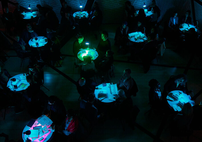 Άποψη της αίθουσας στο National Sawdust του Μπρούκλιν,  όπου παρουσιάστηκε η περφόρμανς «Τhe Constantinopoliad en Epic» της media artist Sister Sylvester και της Αιγύπτιας μουσικού Nadah El Shazly ©Zachary Schulman