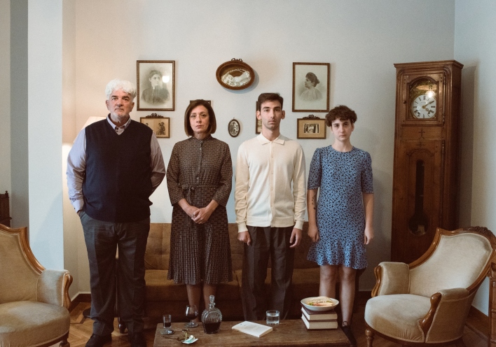 Η φωτογράφος Γωγώ Πονηράκου μιλάει για τη φωτογράφιση για τον δίσκο «Μέινστριμ» που κυκλοφόρησε πρόσφατα από το Παιδί Τραύμα, τον φωτογραφικό και τον ποιητικό της κόσμο.