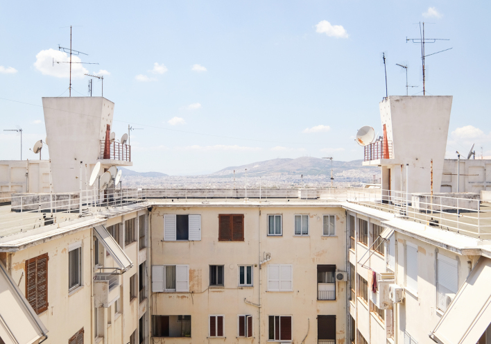 «Athens' Polykatoikias 1930-1975»: Το βιβλίο - λεύκωμα για τις πολυκατοικίες της Αθήνας από τον φωτογράφο Δημήτρη Κλεάνθη και τον αρχιτέκτονα Kilian Schmitz-Hübsch.