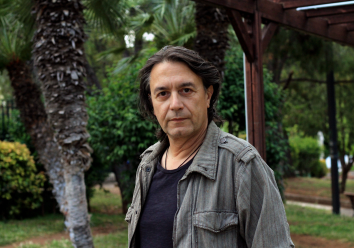 Γιάννης Κότσιρας - Συνέντευξη: Ο τραγουδιστής μιλάει για τη μουσική, τη ζωή, την πολιτική και την εποχή μας, πριν τη συναυλία του στο Βεάκειο Θέατρο Πειραιά, την Τρίτη 13 Ιουνίου.