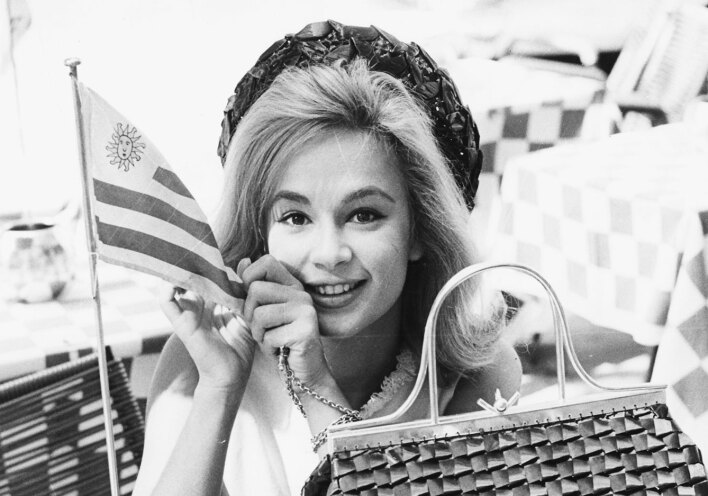 H Αλίκη Βουγιουκλάκη καθισμένη σ' ένα τραπεζάκι στη Via Veneto στη Ρώμη τον Σεπτέμβρη του 1962 © Keystone/Hulton Archive/Getty Images
