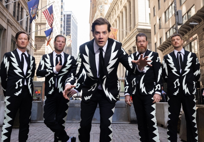 The Hives – Συνέντευξη: Howlin' Pelle Almqvist και Nicholaus Arson μιλούν για το νέο τους άλμπουμ μετά από 11 χρόνια, «The Death of Randy Fitzsimmons»