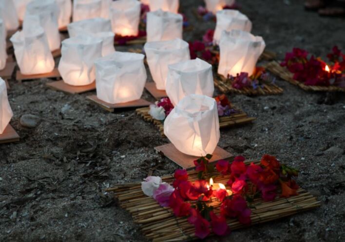 Φαναράκια στη θάλασσα, στεφάνια και δάκρυα - Πέντε χρόνια από την πυρκαγιά στο Μάτι