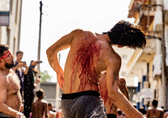 Ασούρα: To αυτομαστίγωμα των Σιιτών Μουσουλμάνων στον Πειραιά μέσα από τον φακό του Τάσου Βρεττού