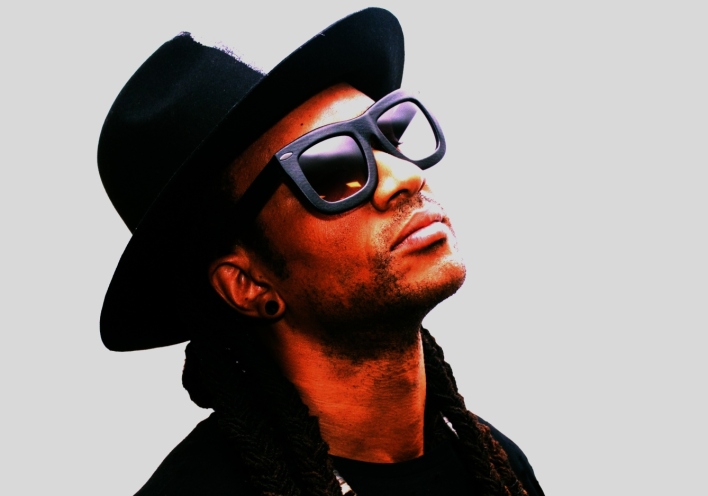 Maxim: Συνέντευξη με τον frontman των The Prodigy πριν την παρουσίαση της έκθεσης «Infinite Drama Athens» από τη The Blender Gallery και τη Varvara Roza Galleries στην Αθήνα.