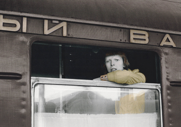 O Geoff MacCormack φωτογραφίζει τον David Bowie στο Trans-Siberia Express, 1973  © GM Collection
