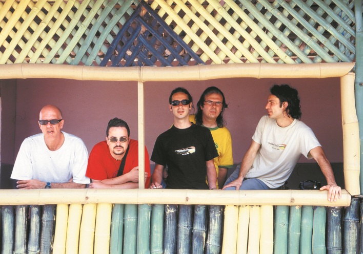 Σε Είδα: Οι Locomondo εξηγούν πως έγραψαν το τραγούδι για την τηλεοπτική σειρά «Σε είδα» εμπνευσμένο από την ομώνυμη στήλη της Athens Voice