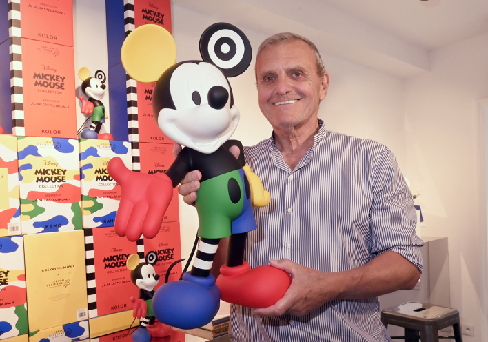 Jean-Charles de Castelbajac: Ο θρυλικός Γάλλος σχεδιαστής των χρωμάτων και της χαράς ανοίγει το σπίτι του