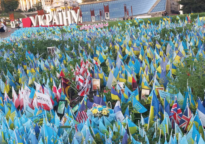 Ουκρανία: Δίπλα στο άγαλμα της Ανεξαρτησίας, μικρές σημαίες στο γρασίδι, μία για κάθε νεκρό.