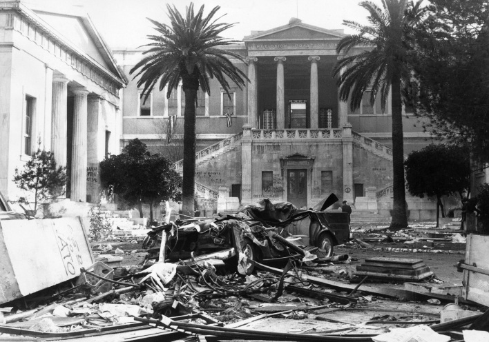 Guardian: Αφιέρωμα του βρετανικού Μέσου στα τελευταία 50 χρόνια ευρωπαϊκής ιστορίας - Ένα φωτογραφικό flashback στις στιγμές που συντάραξαν την ήπειρο. 