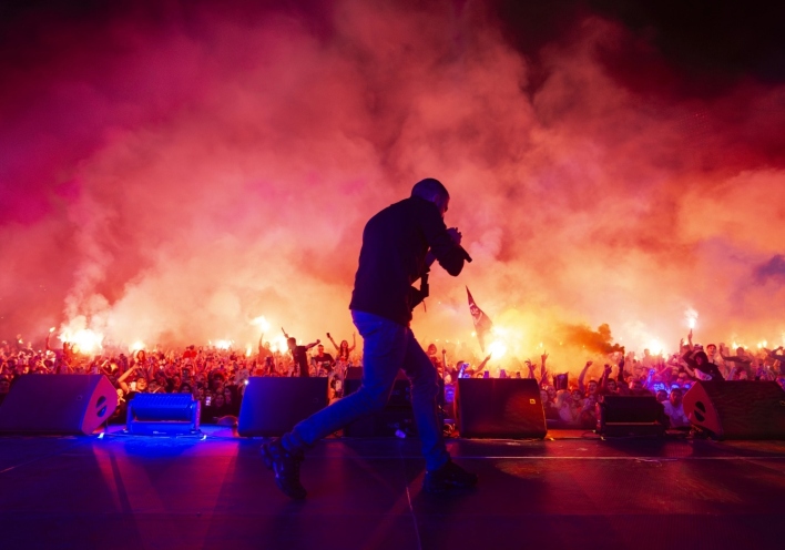 Δημήτρης Μουγκός: Η έκθεση «Κανά δυο φωτογραφίες» διαδέχεται το λεύκωμα για τον ΛΕΞ κι εγκαινιάζεται την Παρασκευή 13 Οκτωβρίου στην γκαλερί The Eye Altering στη Θεσσαλονίκη.