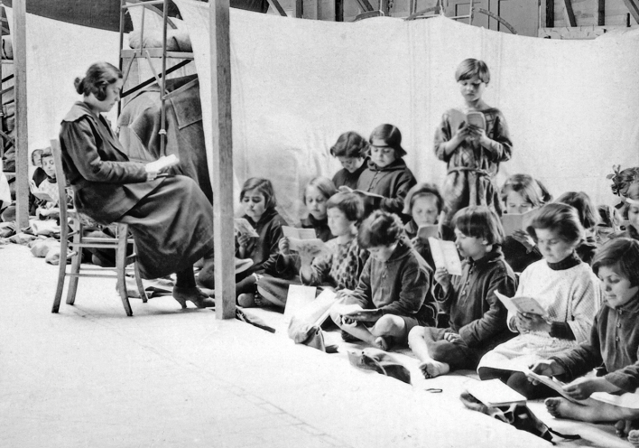 Προσφυγόπουλα σε σχολείο στην Ελλάδα, που δημιουργήθηκε με δωρεά του Near East Relief © Ευγενική παραχώρηση: Νear East Relief, The Rockefeller Archive Center.