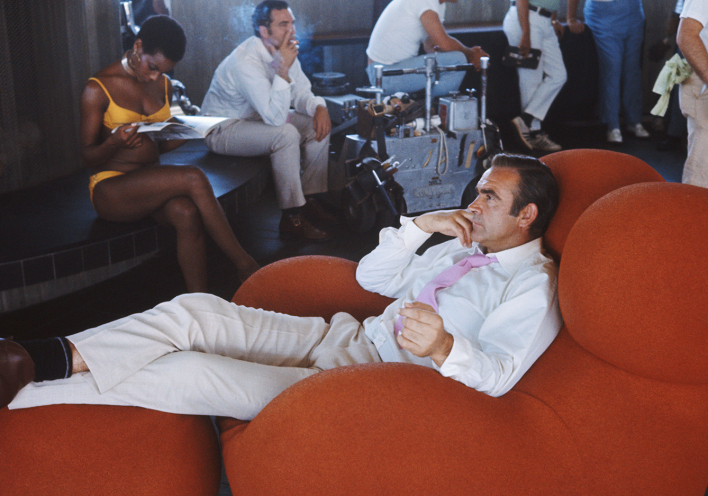 Ο Σον Κόνερι στα γυρίσματα της ταινίας «James Bond - Diamonds Are Forever» το 1971 καθισμένος σε μια πολυθρόνα UP-5 Donna © Anwar Hussein/Getty Images