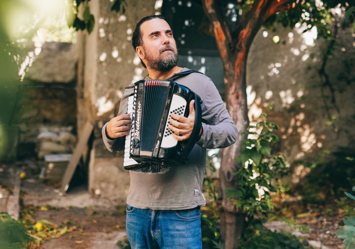 Στάθης Δρογώσης: Συνέντευξη με τον τραγουδοποιό για τη μουσική, τη νέα παράσταση «Στο Ύψος των Περιστάσεων», τον καινούργιο δίσκο που ετοιμάζει, το ελληνικό τραγούδι και τη ζωή του.