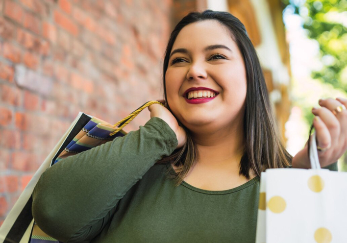 Αφιέρωμα Plus Size: Ρούχα για όλους, χωρίς διακρίσεις και απαγορευτικά