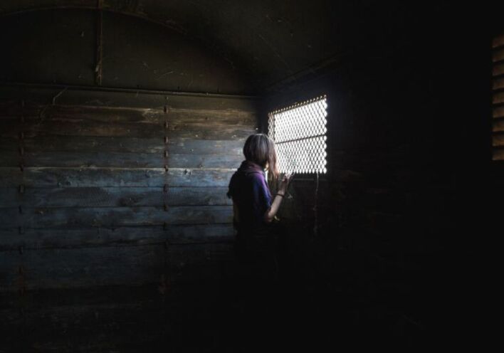 Μια γυναίκα κοιτάζει από το παράθυρο βαγονιού του συρμού Λβ 964