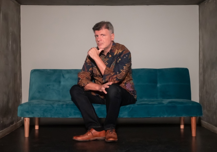 Ο Φοίβος Δεληβοριάς μιλάει στην Athens Voice για τη μουσική, τη ζωή, την κριτική και τις νέες του παραστάσεις στο Κύτταρο.