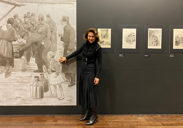 H Λουΐζα Καραπιδάκη, μας ξεναγεί στη συλλογή Παπαθεοδώρου στην Ελληνοαμερικάνικη Ένωση