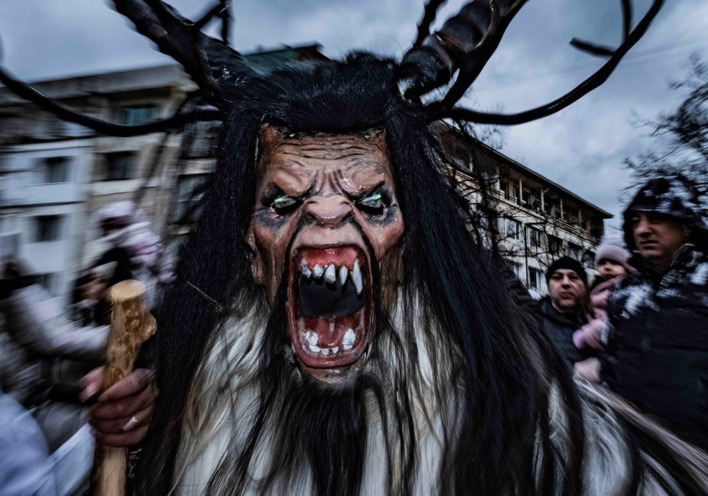 Surva Festival: Ένα Photo Story του Τάσσου Βρετού από την καρναβαλική γιορτή στη Βουλγαρία