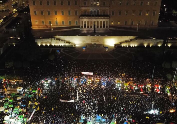 Οι αγρότες κατέκλυσαν με τα τρακτέρ το κέντρο της Αθήνας