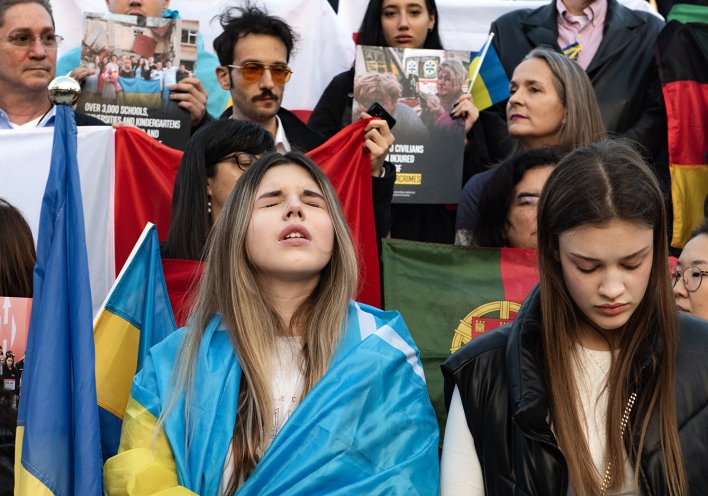 Δύο χρόνια από τη ρωσική εισβολή στην Ουκρανία: Φωτορεπορτάζ από την ειρηνική πορεία υποστήριξης της Ουκρανίας στην Αθήνα