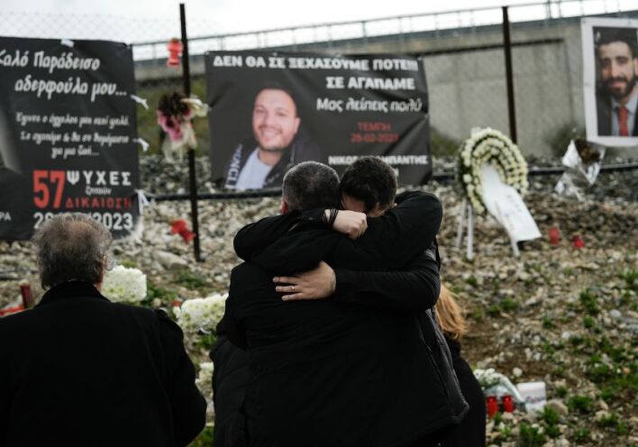 Τέμπη: Σε κλίμα οδύνης το ετήσιο μνημόσυνο για τους 57 νεκρούς - Λουλούδια, κεριά και δάκρυα στο σημείο του δυστυχήματος.