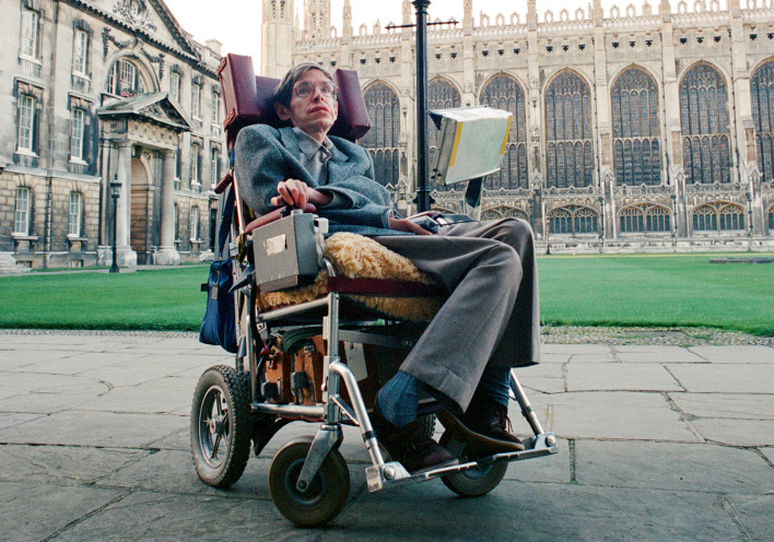 Στίβεν Χόκινγκ: Η ζωή του θεωρητικού φυσικού και κοσμολόγου που έπασχε από τη νόσο του κινητικού νευρώνα και έφυγε από τη ζωή στις 14 Μαρτίου 2018.