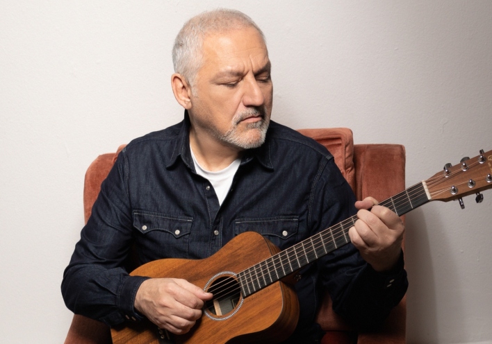 Νίκος Πορτοκάλογλου: Συνέντευξη για το νέο του άλμπουμ, το Μουσικό Κουτί, τα τραγούδια του και τη ζωή του.