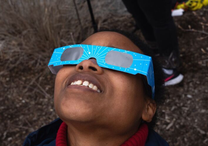 Ολική έκλειψη ηλίου: Εκατομμύρια κόσμου είχαν στραμμένα τα βλέμματα στον ουρανό