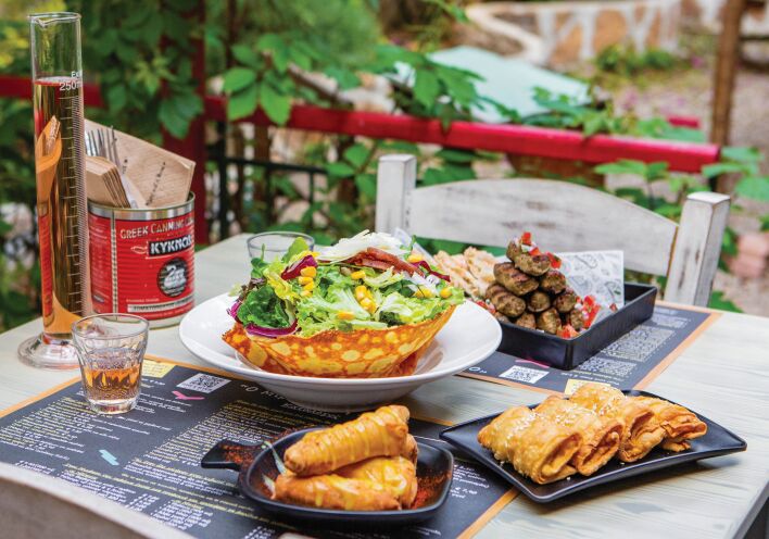 13 στέκια που αξίζει να ανακαλύψεις στις γειτονιές του Πειραιά