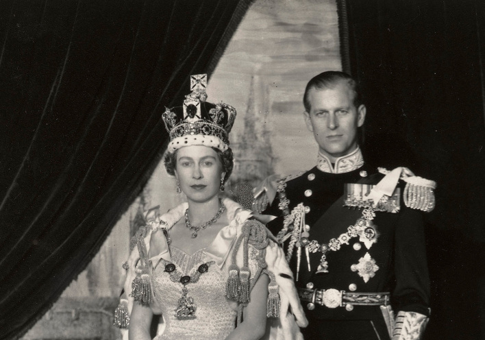 Η Βασίλισσα Ελισάβετ με τον πρίγκιπα Φίλιππο σε επίσημο πορτραίτο του Cecil Beaton, από την ημέρα της στέψης της, το 1953. 