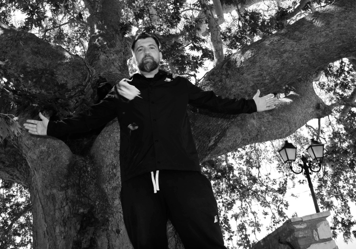 Anser: Συνέντευξη με τον ράπερ από τη Σπάρτη για τα νέα τραγούδια του, τη μουσική και τη ζωή του.