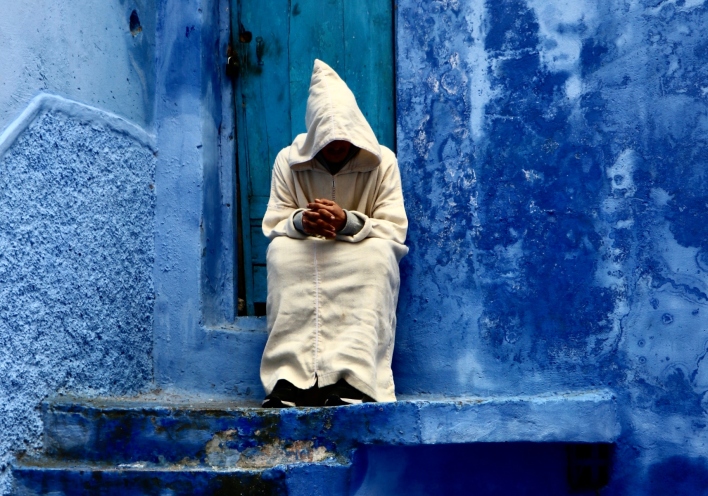 Ο Χαμίντ, ο νεαρός Βέρβερος συλλογίζεται στα σοκάκια της Chefchaouen