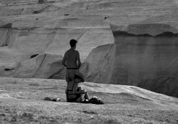 Σαρακήνικο Μήλου: Ένα photo story του φωτογράφου Πέτρου Νικόλτσου από τη φημισμένη παραλία και το νησί.