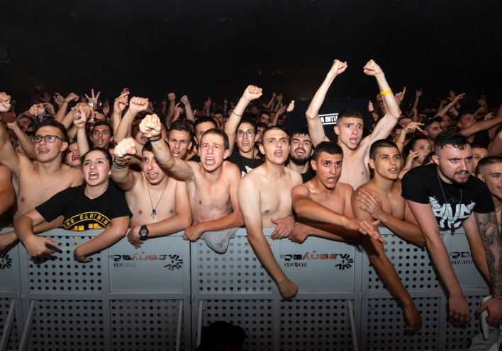 Δημήτρης Μουγκός: Συνέντευξη με τον φωτογράφο για την έκθεση «Κάνα δυο φωτογραφίες» στο Cinobo Όπερα